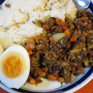 カレールーを使って簡単！夏野菜deドライカレー♪